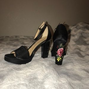 Chinese Laundry Black Rose Embroidery Detail pump